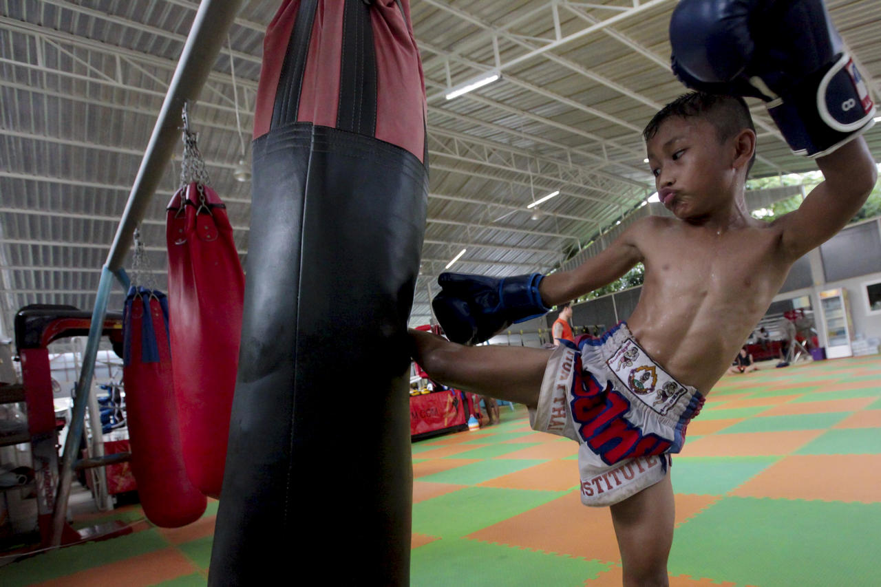 Des garçons de 5 ans se donnent des coups comme des pros lors de ce combat  de boxe thaïe